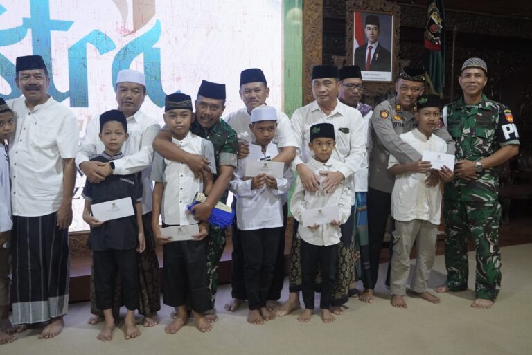 Haru Saat Bupati Blora Ajak Jamaah Peluk Anak Yatim di Acara Gastra