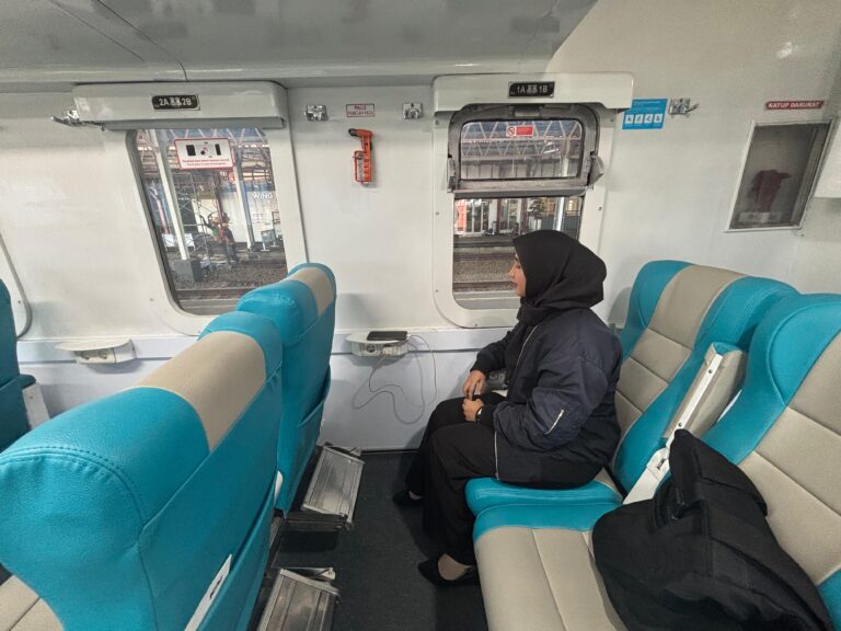 KAI Daop 4 Semarang Larang Pengisian Powerbank di Colokan Listrik Kereta Api