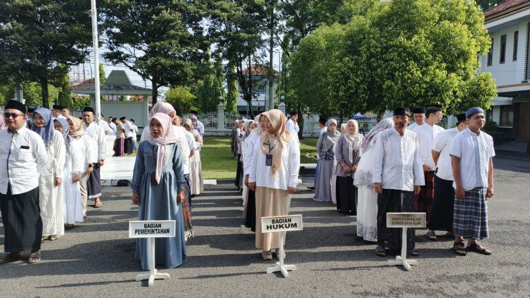 Rayakan Hari Santri 2025, ASN Setda Blora Tampil Beda Kenakan Sarung dan Peci