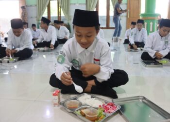 Santri Semangat Makan, Puji Kelezatan MBG di SMP Walisongo