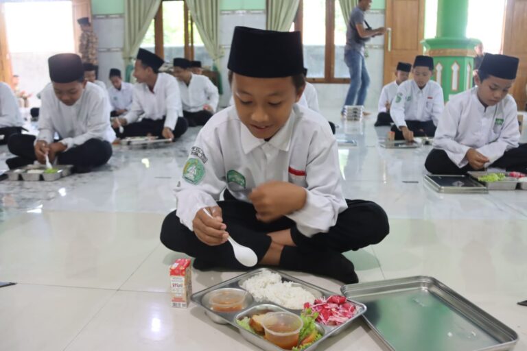 Santri Semangat Makan, Puji Kelezatan MBG di SMP Walisongo