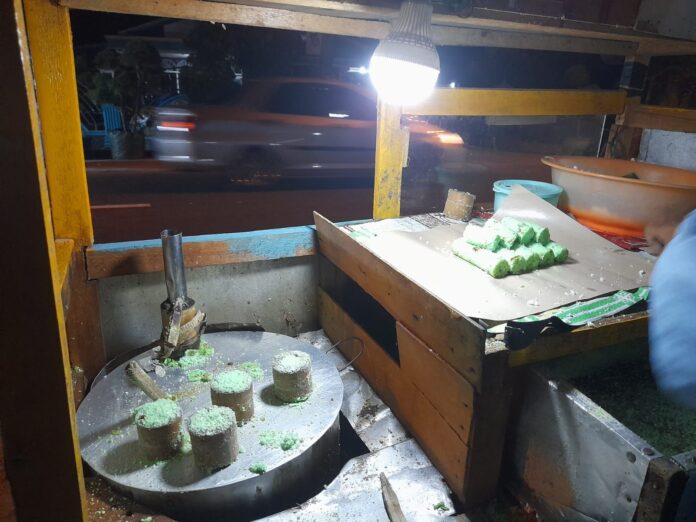 Sejarah Panjang Kue Putu Bumbung, dari Dinasti Ming hingga Naskah Jawa Kuno