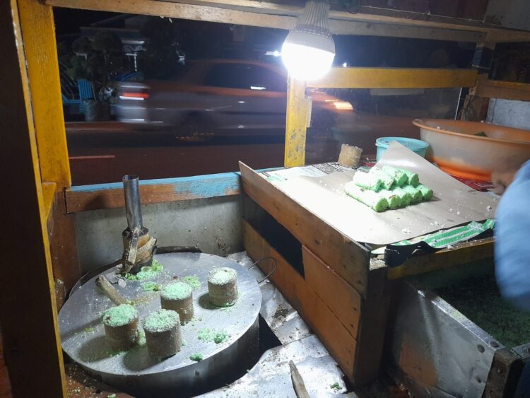 Sejarah Panjang Kue Putu Bumbung, dari Dinasti Ming hingga Naskah Jawa Kuno