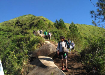 Pemula Wajib Tahu! Ini 7 Tips Mendaki Gunung Agar Aman