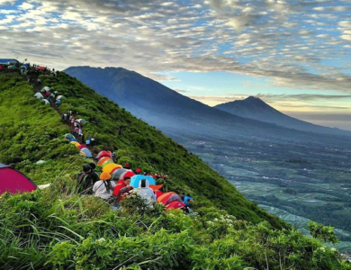 Tak Kalah Memukau! Ini 7 Gunung Ramah Pendaki Pemula
