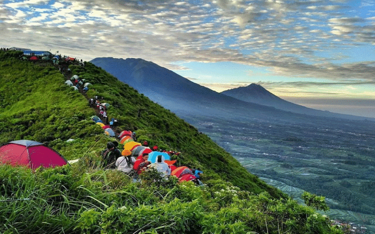 Tak Kalah Memukau! Ini 7 Gunung Ramah Pendaki Pemula
