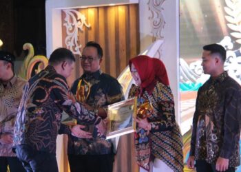 Anugerah KPID Jateng 2025 Penyiar Wanita Radio Gagak Rimang Blora Raih Juara 3 dan Terfavorit