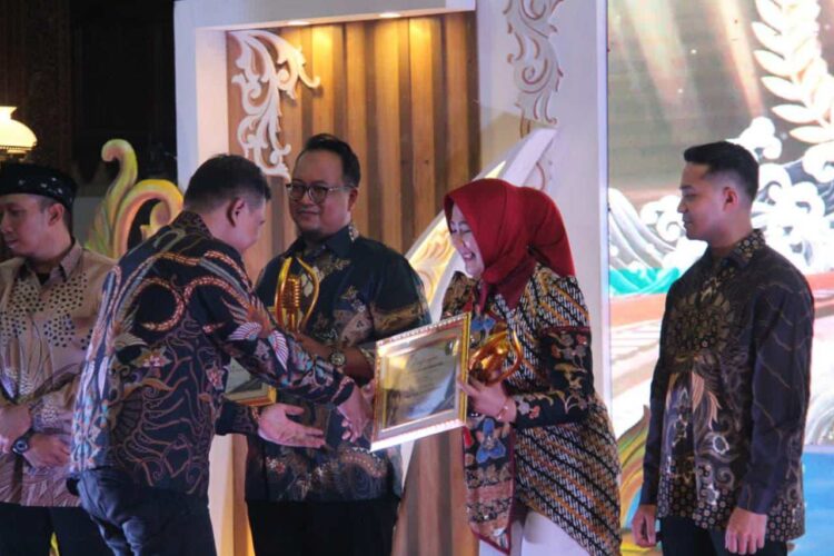 Anugerah KPID Jateng 2025 Penyiar Wanita Radio Gagak Rimang Blora Raih Juara 3 dan Terfavorit