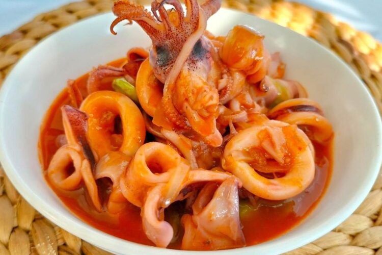 Pedas Menggigit Tumis Cumi Pedas Manis Menu Spesial Minggu Sore yang Memuaskan Keluarga