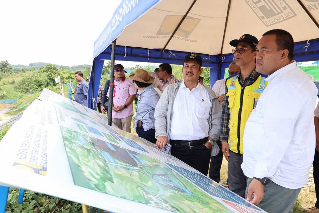 Didampingi Bupati Blora, Menteri PPN Tinjau Sejumlah Proyek Strategis di Blora 1 Didampingi Bupati Blora Menteri PPN Tinjau Sejumlah Proyek Strategis di Blora 2