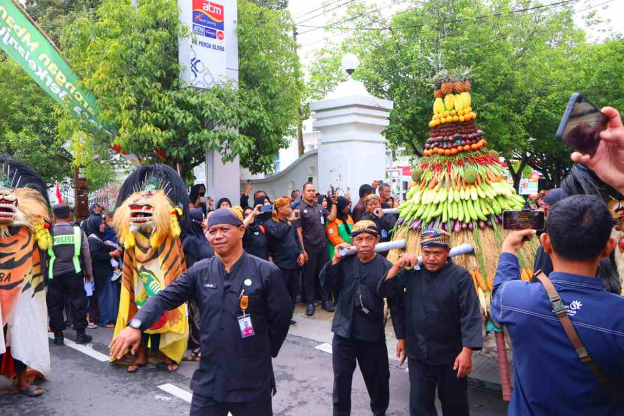 hari-jadi-blora-276-ratusan-gunungan-ludes-diserbu-warga-2 | KabarCepu Hari Jadi Blora 276 Ratusan Gunungan Ludes Diserbu Warga 2