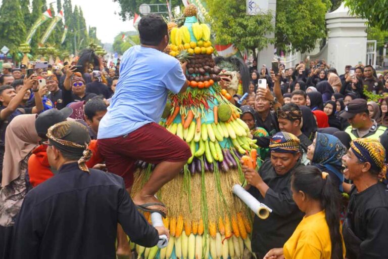 Hari Jadi Blora 276 Ratusan Gunungan Ludes Diserbu Warga