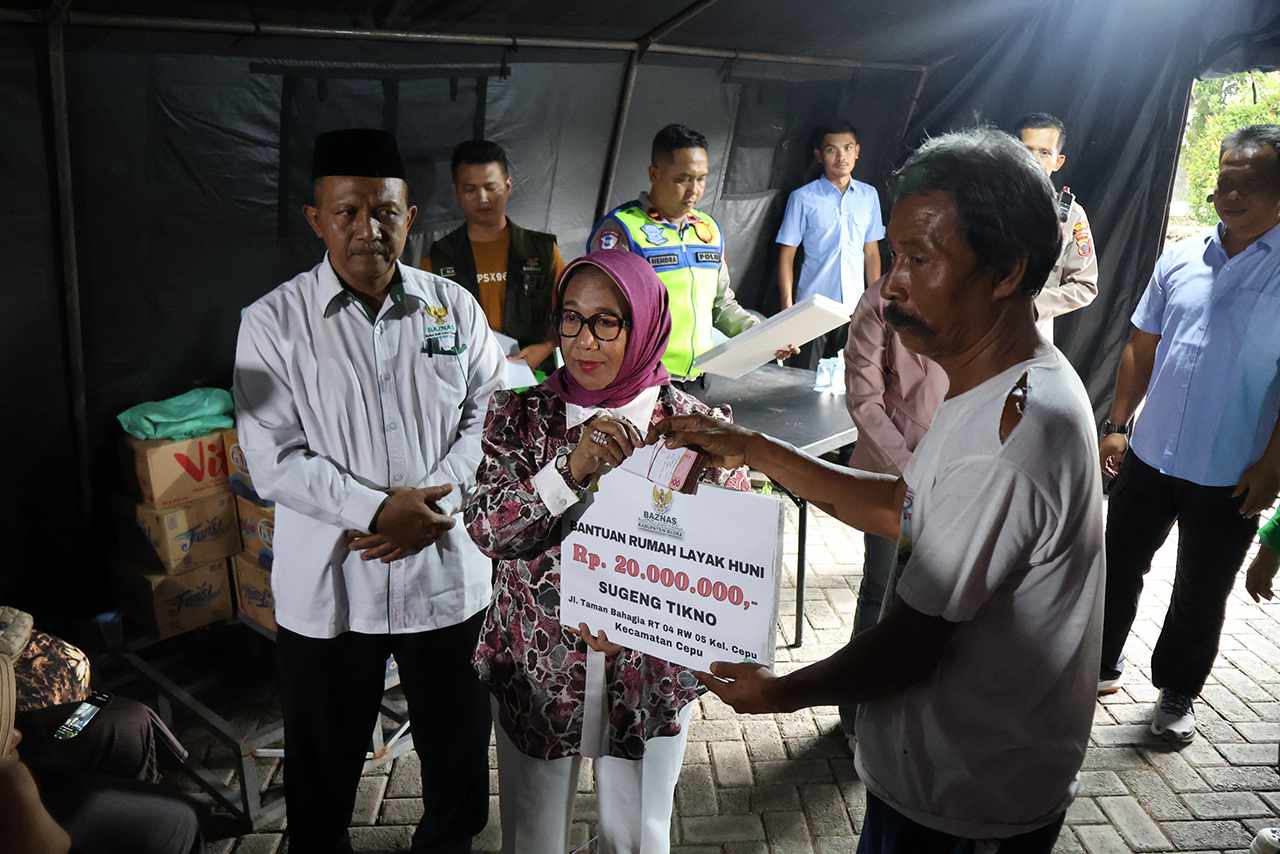 Longsor di Cepu Blora Bude Rini Serahkan Bantuan Untuk Warga Terdampak 2