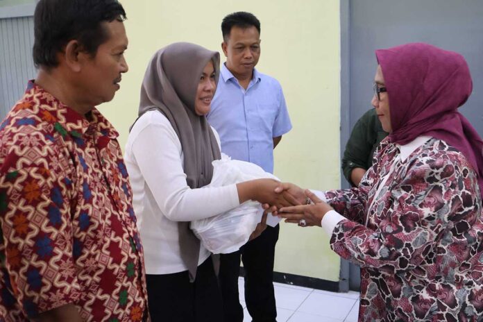 Longsor di Cepu Blora Bude Rini Serahkan Bantuan Untuk Warga Terdampak