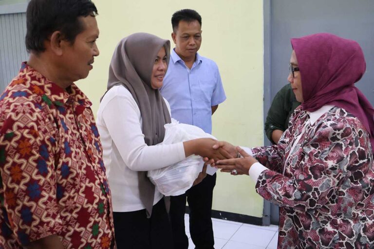 Longsor di Cepu Blora Bude Rini Serahkan Bantuan Untuk Warga Terdampak