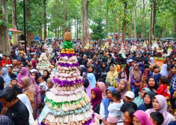 Pertama Kali di Goa Terawang Blora Tradisi Grebeg Gunungan Dipadati Ribuan Warga dari Berbagai Daerah