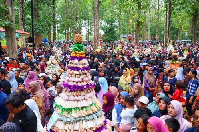 Pertama Kali di Goa Terawang Blora Tradisi Grebeg Gunungan Dipadati Ribuan Warga dari Berbagai Daerah