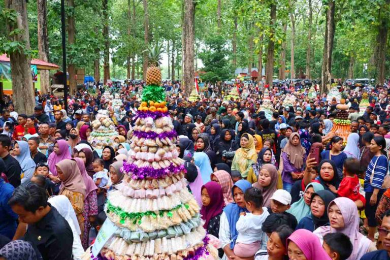 Pertama Kali di Goa Terawang Blora Tradisi Grebeg Gunungan Dipadati Ribuan Warga dari Berbagai Daerah