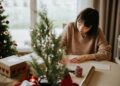 Tips DIY Bikin Kartu Ucapan Natal dan Tahun Baru yang Estetis 15 Tips DIY Bikin Kartu Ucapan Natal dan Tahun Baru yang Estetis