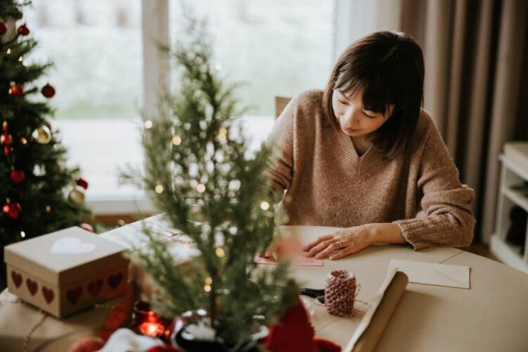 Tips DIY Bikin Kartu Ucapan Natal dan Tahun Baru yang Estetis
