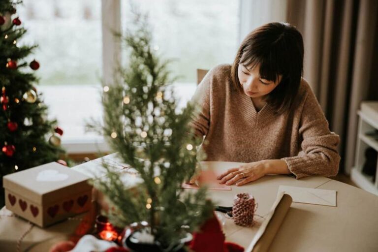 Tips DIY Bikin Kartu Ucapan Natal dan Tahun Baru yang Estetis