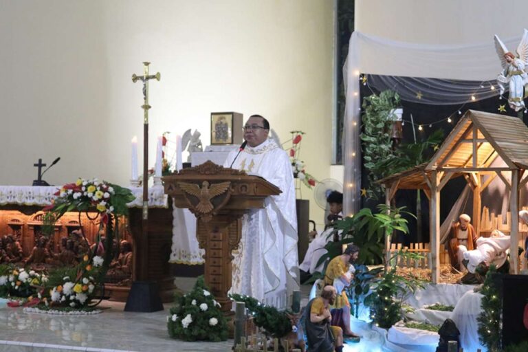 Umat Katolik Blora Jalani Misa Malam Natal di Gereja Katolik Santo Pius X Blora dengan Khidmat dan Tertib