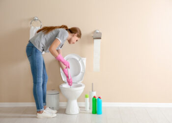 5 Bahan Rumahan Paling Ampuh Membersihkan Kerak WC