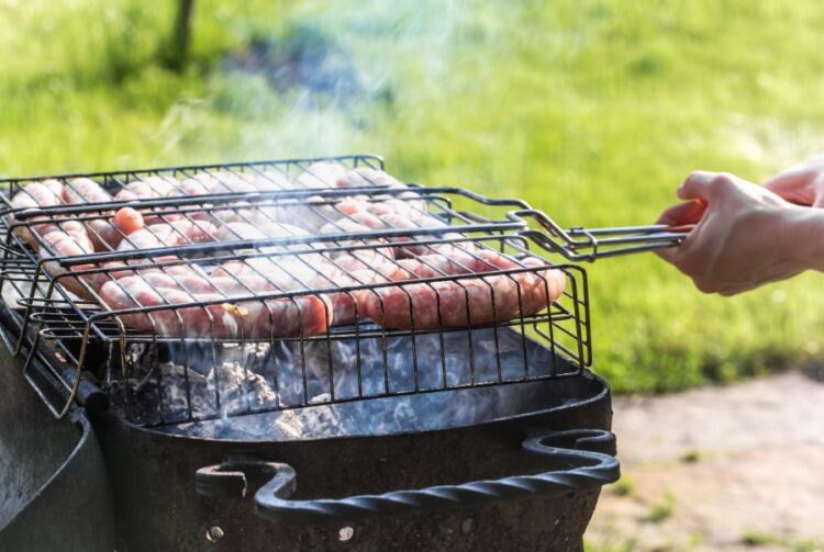 7 Cara Menyiapkan Alat Panggang Agar Tak Lengket di Malam Tahun Baru