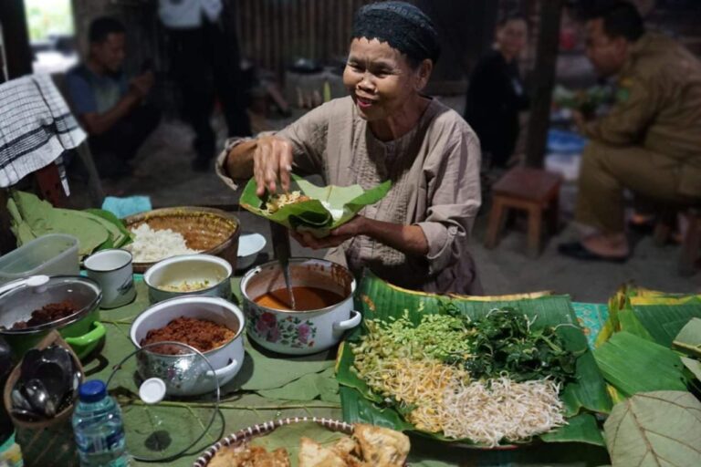 7 Kuliner Nasi Pecel Paling Populer di Nusantara dan Ciri Khasnya