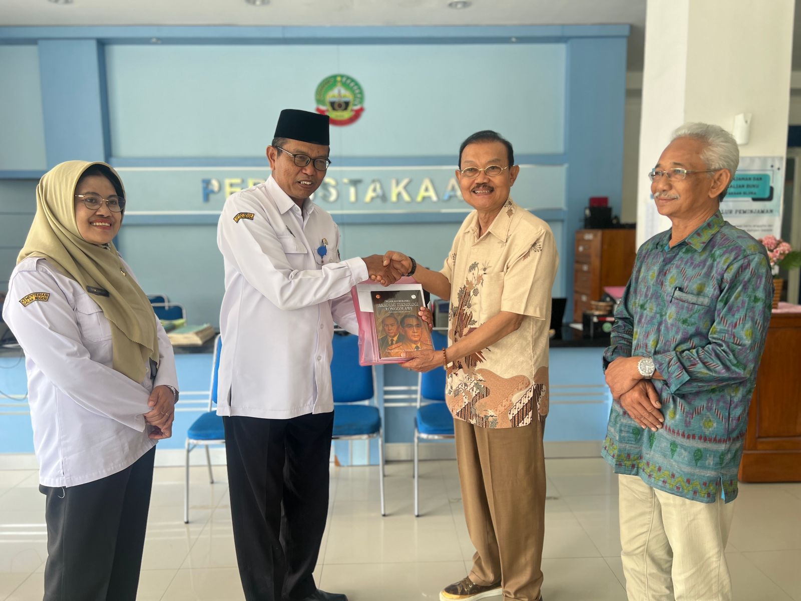 YPR Serahkan Hibah Buku Sejarah ATR ke DPK Kabupaten Blora