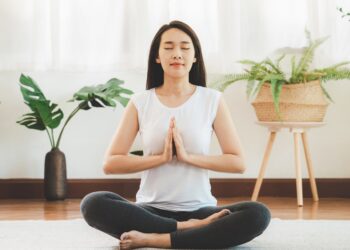 Mana yang Lebih Efektif Yoga di Rumah atau di Alam Terbuka