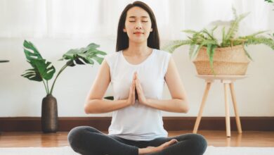 Mana yang Lebih Efektif Yoga di Rumah atau di Alam Terbuka