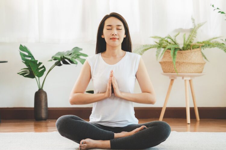 Mana yang Lebih Efektif Yoga di Rumah atau di Alam Terbuka