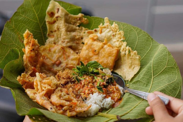 Pecel Pincuk Godong Jati Kuliner Nasi Pecel Khas Blora yang Otentik dengan Wadah Daun Jati Ini Resepnya