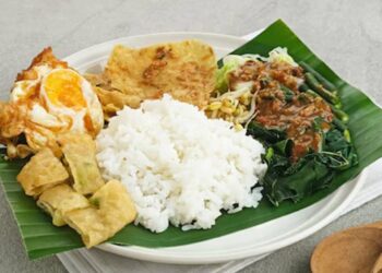 Resep Praktis Nasi Pecel Telor Ceplok Sajian Makan Siang Sederhana yang Mantap dan Mudah Dibuat