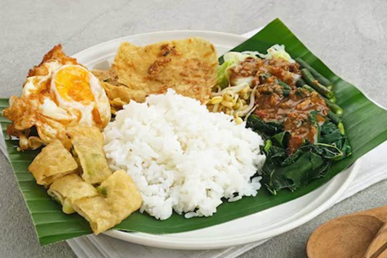 Resep Praktis Nasi Pecel Telor Ceplok Sajian Makan Siang Sederhana yang Mantap dan Mudah Dibuat