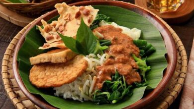 Sajian yang Menggoda Lidah Resep Nasi Pecel Khas Madiun yang Otentik Sehat dan Kaya Rasa