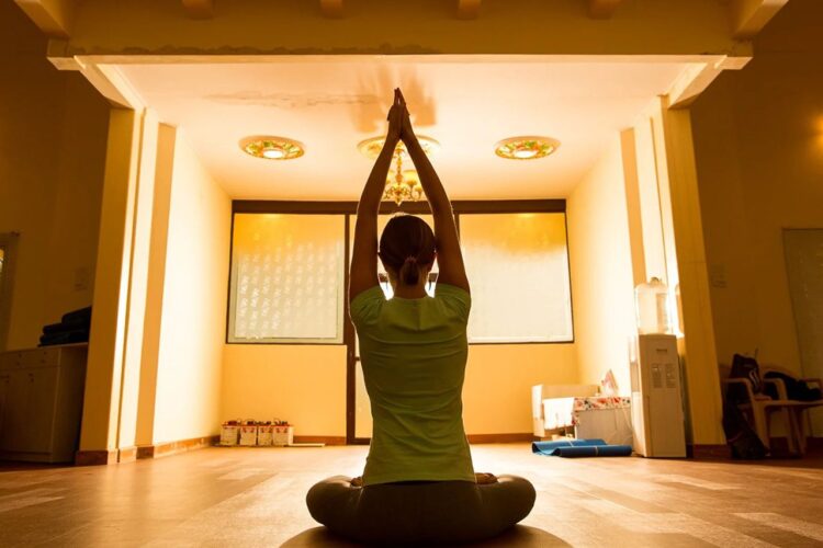Seberapa Efektif Melakukan Yoga di Malam Hari Tips Praktis Yoga Malam yang Optimal