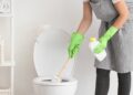 Selain Baking Soda, Cuka Putih Juga Ampuh Membersihkan Kerak Toilet dan Kamar Mandi 7 Selain Baking Soda Cuka Putih Juga Ampuh Membersihkan Kerak Toilet dan Kamar Mandi