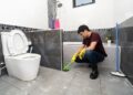 Wajib Coba Trik Ampuh Membersihkan Kerak Kamar Mandi dan WC