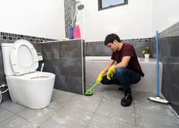 Wajib Coba Trik Ampuh Membersihkan Kerak Kamar Mandi dan WC