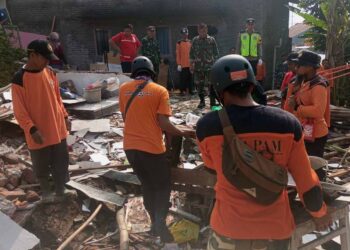 BPBD Blora Bersama Puluhan Relawan Bongkar Rumah Korban Tanah Ambles di Cepu