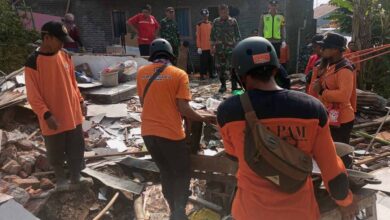 BPBD Blora Bersama Puluhan Relawan Bongkar Rumah Korban Tanah Ambles di Cepu