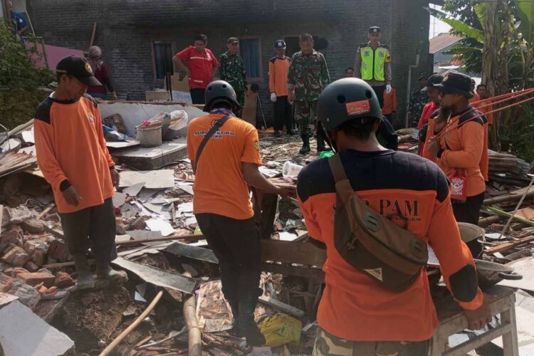 BPBD Blora Bersama Puluhan Relawan Bongkar Rumah Korban Tanah Ambles di Cepu