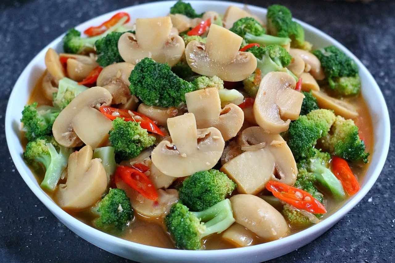 Kaya Protein Ideal untuk Sahur Tumis Brokoli dan Jamur dengan Tambahan Tempe