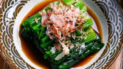 Resep Tumis Bayam Khas Jepang dengan Bumbu Dashi dan Taburan Katsuobushi