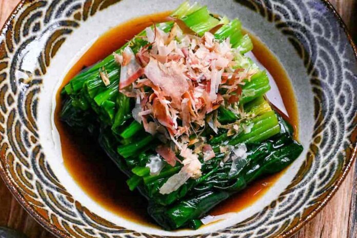 Resep Tumis Bayam Khas Jepang dengan Bumbu Dashi dan Taburan Katsuobushi