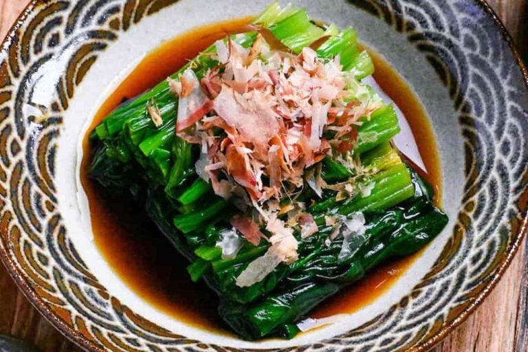 Resep Tumis Bayam Khas Jepang dengan Bumbu Dashi dan Taburan Katsuobushi