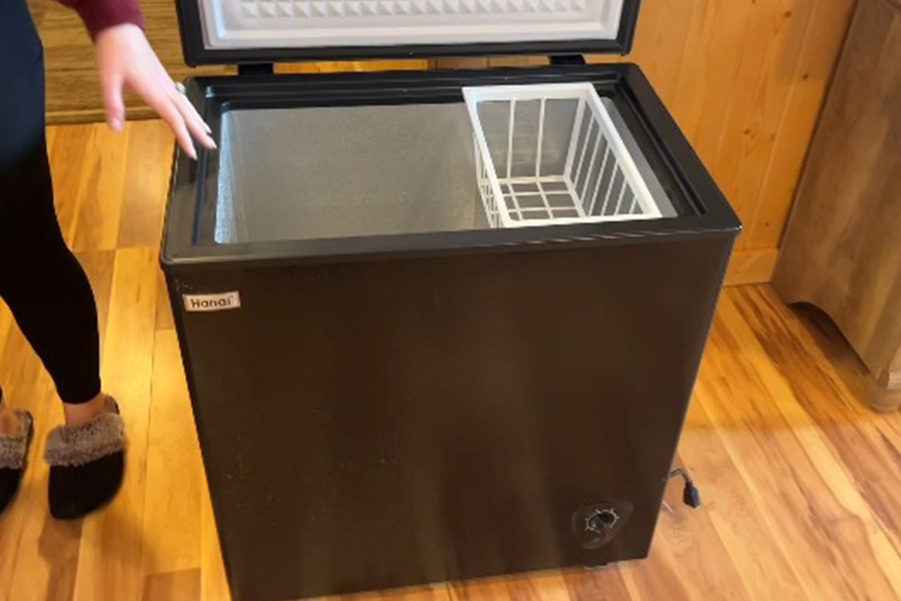 Desain Kompak dan Gak Makan Banyak Tempat 10 Rekomendasi Chest Freezer Kapasitas 100 Liter