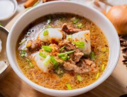 Ketupat Coto Makassar Kuliner Soto Berpadu Ketupat yang Menghadirkan Cira Rasa Gurih Lezat dan Kaya Rempah